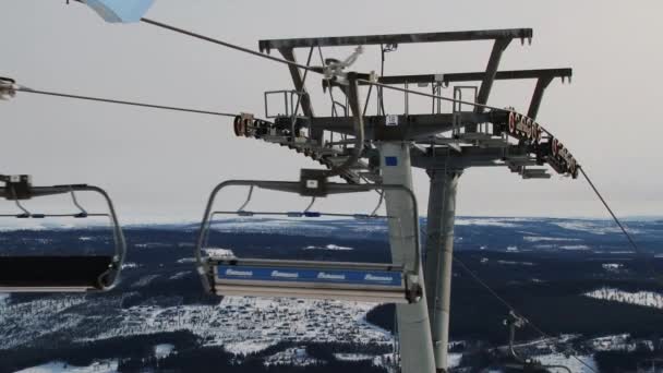 Ludzie ubierają krzesło wyciągu narciarskiego w ośrodku narciarskim w Trysil, Norwegia. — Wideo stockowe