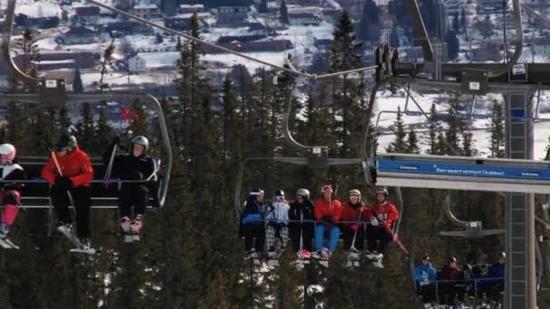 Människor flyttar med skidliften stol på ski resort i Trysil, Norge. — Stockvideo