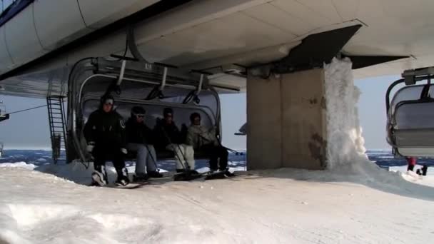 Le persone escono dalla seggiovia presso la stazione superiore della stazione sciistica di Trysil, Norvegia . — Video Stock