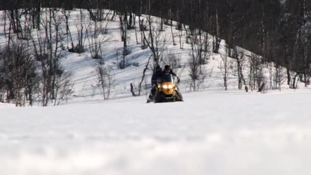 Hemsedal, Norveç'te kar motosikletleri insanlarla yolculuk. — Stok video