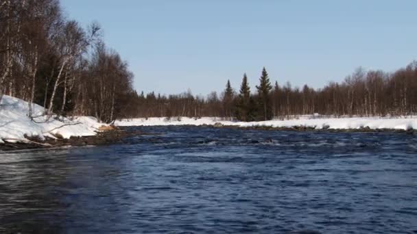 Blick auf den Fluss mit schneebedeckten Ufern in Hemsedal, Norwegen. — Stockvideo