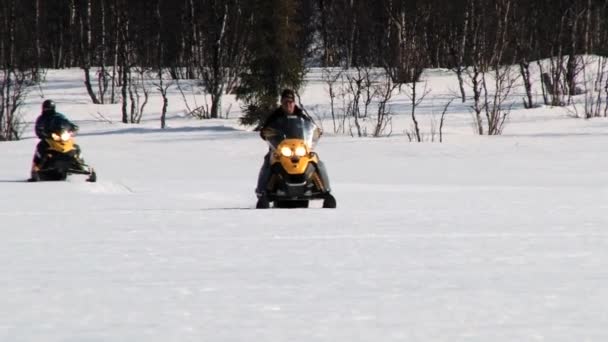 As pessoas andam de motos de neve em Hemsedal, Noruega . — Vídeo de Stock