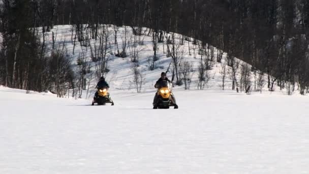 As pessoas andam de motos de neve em Hemsedal, Noruega . — Vídeo de Stock