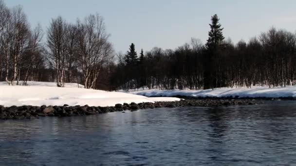 Θέα στο ποτάμι με χιόνι που καλύπτει τράπεζες Hemsedal, Νορβηγία. — Αρχείο Βίντεο