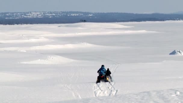 Люди ездят на снегоходах в Хемседале, Норвегия . — стоковое видео