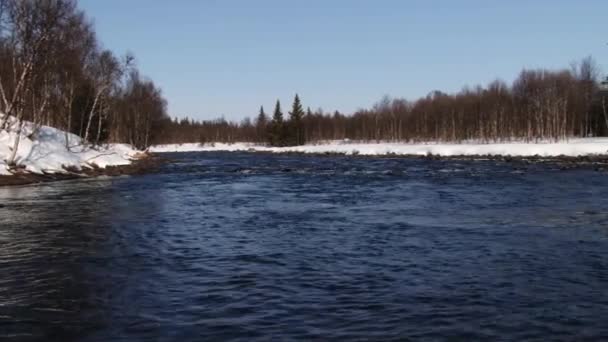 Blick auf den Fluss mit schneebedeckten Ufern in Hemsedal, Norwegen. — Stockvideo