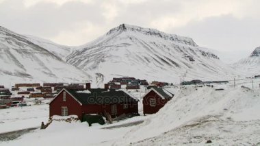 Longyearbyen, Norveç'in Kuzey Kutbu şehir binasına görüntülemek.