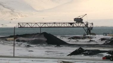 Traktör Longyearbyen, Norveç kutup şehir sokak tarafından geçer.