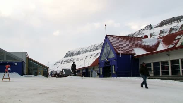 Mensen lopen door de straat van de Arctische stad van Longyearbyen, Noorwegen. — Stockvideo