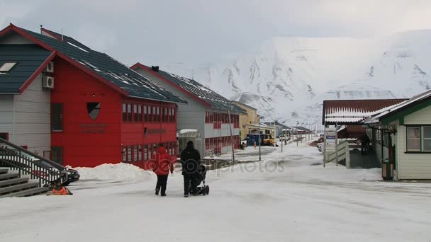 People walk by the street of the arctic town of Longyearbyen, Norway. — Stock Video