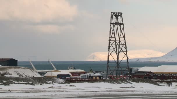 Vue sur les bâtiments et le port de la ville arctique de Longyearbyen, Norvège . — Video