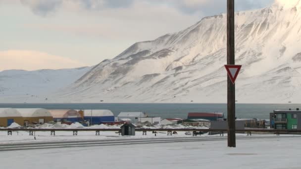 Auto gaat door de straat van de Arctische stad van Longyearbyen, Noorwegen. — Stockvideo