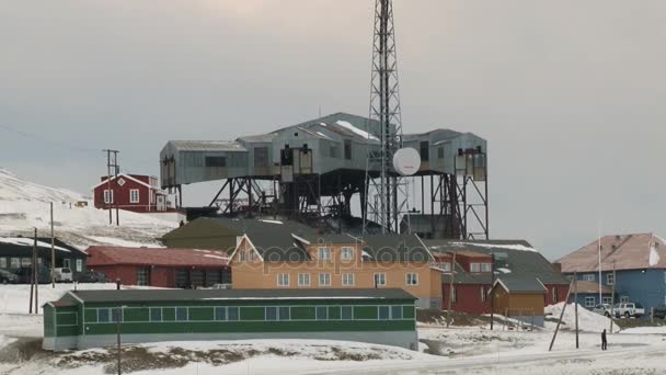 LONGYEARBYEN, NORUEGA - 18 DE MARZO DE 2014: Vista a los edificios de la ciudad ártica de Longyearbyen, Noruega . — Vídeos de Stock