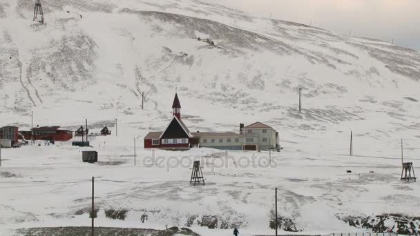 Met het oog op de kerk van de Arctische stad Longyearbyen, Noorwegen. — Stockvideo