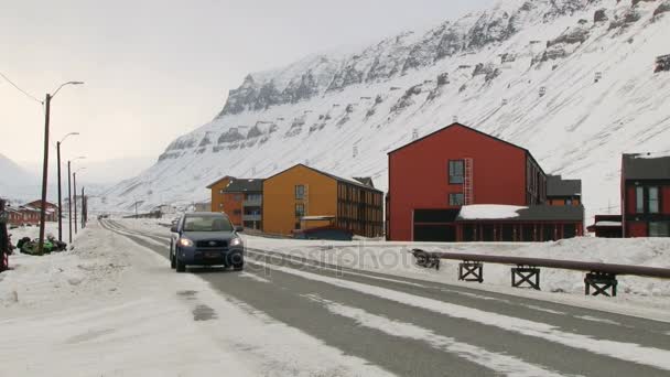 El coche pasa por la calle de la ciudad ártica de Longyearbyen, Noruega . — Vídeos de Stock
