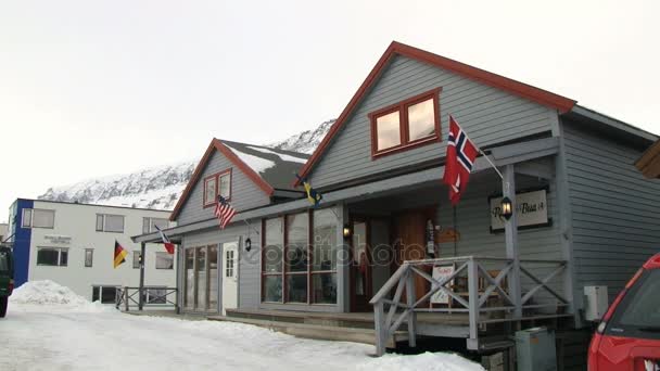 ロングイェールビーン、ノルウェーの北極圏の町の建物に表示します。. — ストック動画