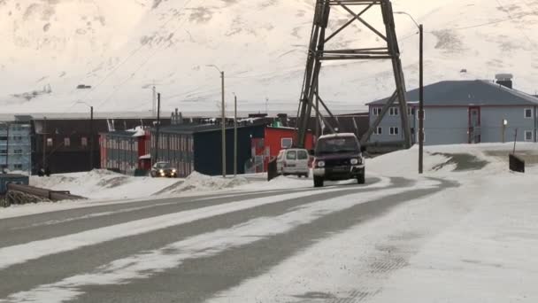 Auto's langs de straat van de Arctische stad van Longyearbyen, Noorwegen. — Stockvideo
