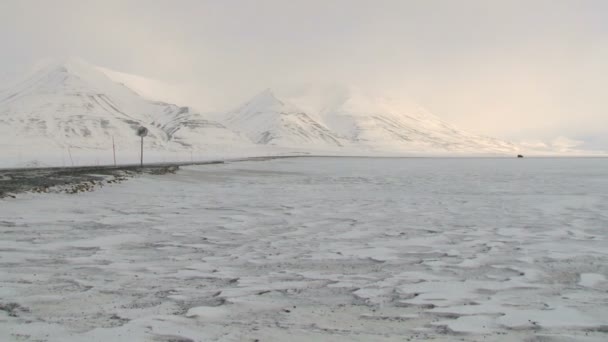 Auto's langs de weg in de Arctische stad van Longyearbyen, Noorwegen. — Stockvideo