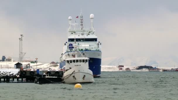 Vista para os navios no porto da cidade ártica de Longyearbyen, Noruega . — Vídeo de Stock