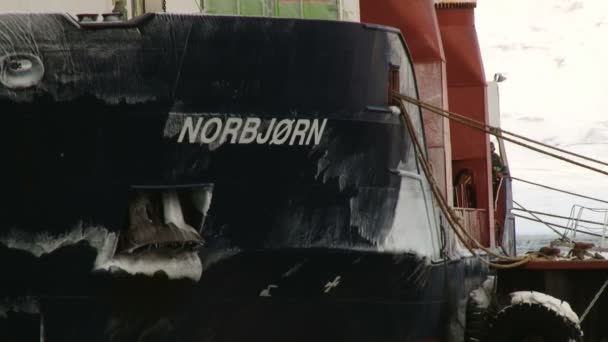 Vista para os navios no porto da cidade ártica de Longyearbyen, Noruega . — Vídeo de Stock