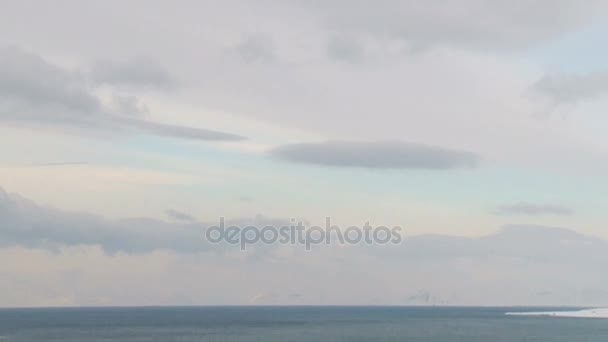 Vista a los barcos en el puerto de la ciudad ártica de Longyearbyen, Noruega . — Vídeos de Stock