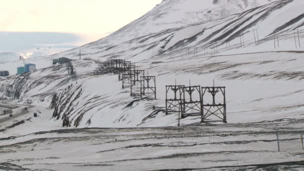 Met het oog op de verlaten Arctische kolen mijn apparatuur in Longyearbyen, Noorwegen. — Stockvideo