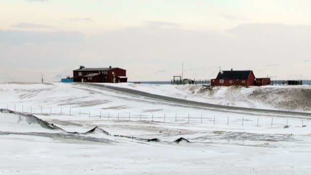 Samochód przechodzi przez ulicę Arktycznego miasta Longyearbyen, Norwegia. — Wideo stockowe