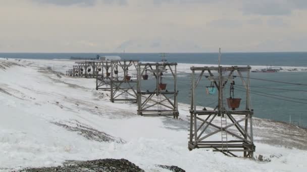 Blick auf die stillgelegten Kohlebergwerke in longyearbyen, Norwegen. — Stockvideo