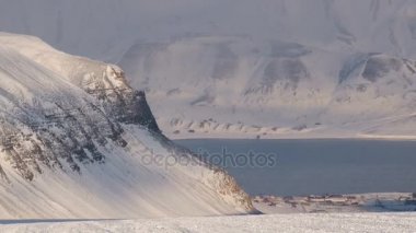 Longyearbyen kutup kasaba Spitsbergen, Norveç için görüntüleyin. 