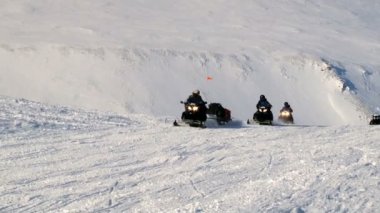 İnsanlar Spitsbergen (Svalbard) adalar Longyearbyen, Norveç'in town yakınındaki dağlarda kar motosikletleri sürücü