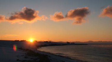 Longyearbyen, Norveç'te gün batımında arctic deniz Spitsbergen shore (Svalbard) adalar, Kabin için görüntüleyin.