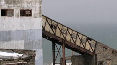 Grumant, Norveç'in terk edilmiş Rus arctic yerleşim binalar için göster.