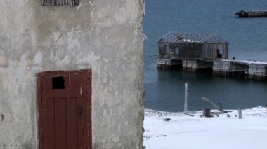 Grumant, Norveç'in terk edilmiş Rus arctic yerleşim binalar için göster.