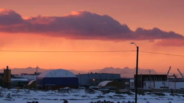 Vista a los edificios de la ciudad ártica al atardecer en Longyearbyen, Noruega . — Vídeos de Stock