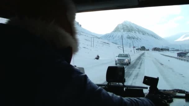 L'uomo guida il veicolo gatto delle nevi nella città artica di Longyearbyen, Norvegia . — Video Stock