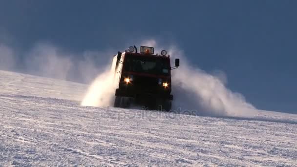 Menschen fahren ein rotes Schneekatzenfahrzeug auf dem arktischen Schnee in den Bergen des Spitzbergen-Archipels nahe der Stadt Longyearbyen, Norwegen — Stockvideo