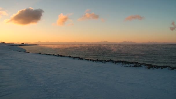 ロングイェールビーン、ノルウェーの夕日北極海海岸のスピッツ ベルゲン (スバールバル諸島) 列島でキャビンを見る. — ストック動画