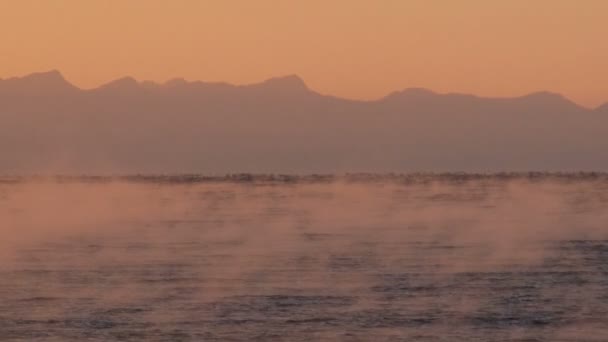 Vue sur le littoral arctique et les montagnes de l'archipel du Spitzberg (Svalbard) au coucher du soleil au printemps près de Longyearbyen, en Norvège . — Video