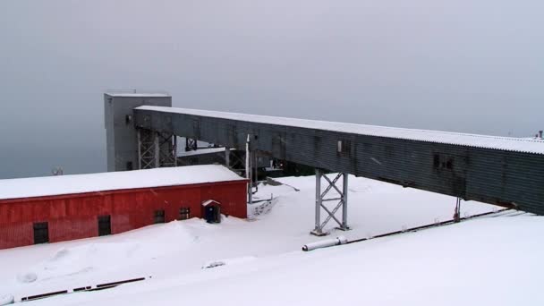 Melihat bangunan tambang batubara di pemukiman Arktik Rusia di Barentsburg, Norwegia . — Stok Video