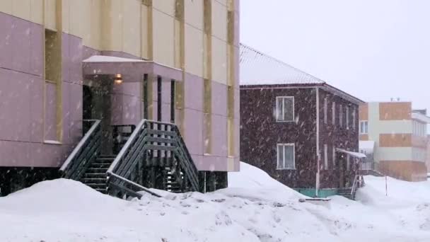 Vista para os edifícios do assentamento ártico russo Barentsburg, Noruega . — Vídeo de Stock