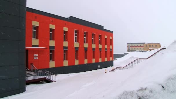 Na zewnątrz szpitala nowoczesny budynek w rosyjskiego arktycznego rozliczenia Barentsburg, Norwegia. — Wideo stockowe