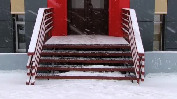 Buitenkant van de rode modern gebouw van het Arcticugol (Arctic steenkool) bedrijf kantoor op Spitsbergen in de Russische Arctische nederzetting Barentszburg, Noorwegen. — Stockvideo