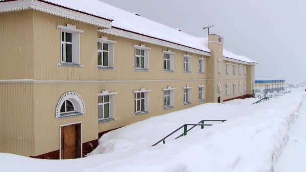 Met het oog op de gebouwen van de Russische Arctische nederzetting in Barentszburg, Noorwegen. — Stockvideo