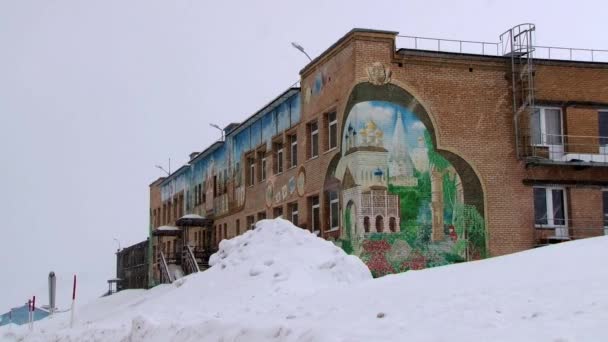 Nézd az épületek az orosz sarkvidéki település Barentsburg, Norvégia. — Stock videók