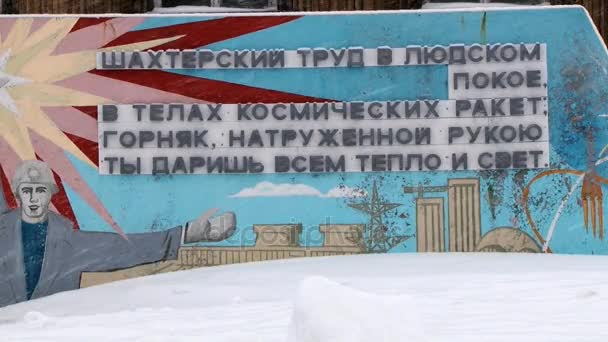 Exterior al monumento con el signo socialista en ruso en el asentamiento ártico ruso en Barentsburg, Noruega . — Vídeo de stock