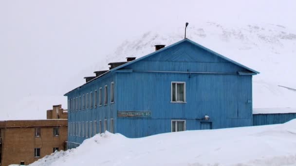 View to the buildings of the Russian arctic settlement Barentsburg, Norway. — Stock Video