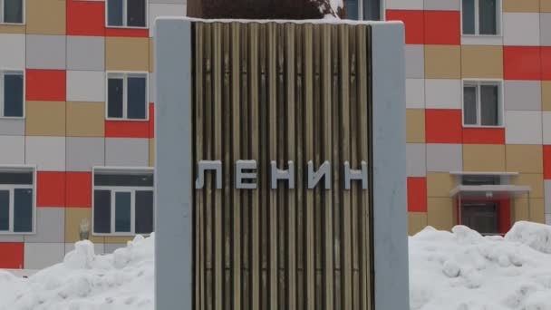 Zewnętrzna część popiersie Lenina, przed budynkiem nowoczesny rosyjski osady arktyczny Barentsburg, Norwegia. — Wideo stockowe