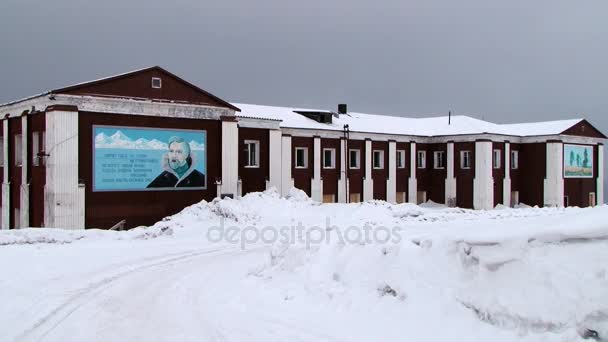 Barentsburg, ノルウェーのロシアの北極の決済でロシアの社会主義の記号で木造の建物に外観. — ストック動画