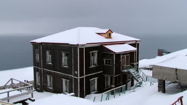 Met het oog op de gebouwen van de Russische Arctische nederzetting Barentszburg, Noorwegen. — Stockvideo