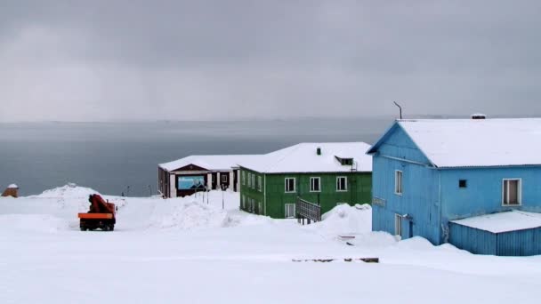 Met het oog op de gebouwen van de Russische Arctische nederzetting Barentszburg, Noorwegen. — Stockvideo